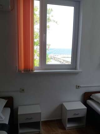 Гостевой дом Къщи за ваканция на брега Варна Стандартный трехместный номер с видом на море-11